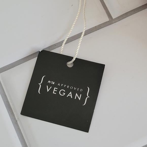 NWOT AND 100% Vegan Small Crossbody Purse with Gold Chain Strap Detail - Picture 6 of 9